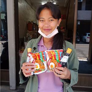 高雄左營陳先生外勞麗莎表現良好,公司送印尼食品獎勵