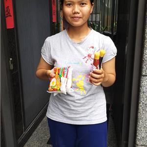 高雄鳳山區歐小姐家外勞來6個月表現良好,公司送印尼當地食品獎勵外勞