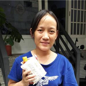 高雄苓雅區葉老闆家外勞卡司妮拉,表現良好公司翻譯送印尼食品獎勵