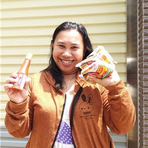 屏東潮州菜小姐家外勞伊卡,服務1年半表現良好,公司送印尼食品獎勵