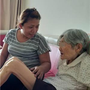 屏東市李小姐家外勞達蒂,已服務1年多,照顧病人細心雇主很滿意