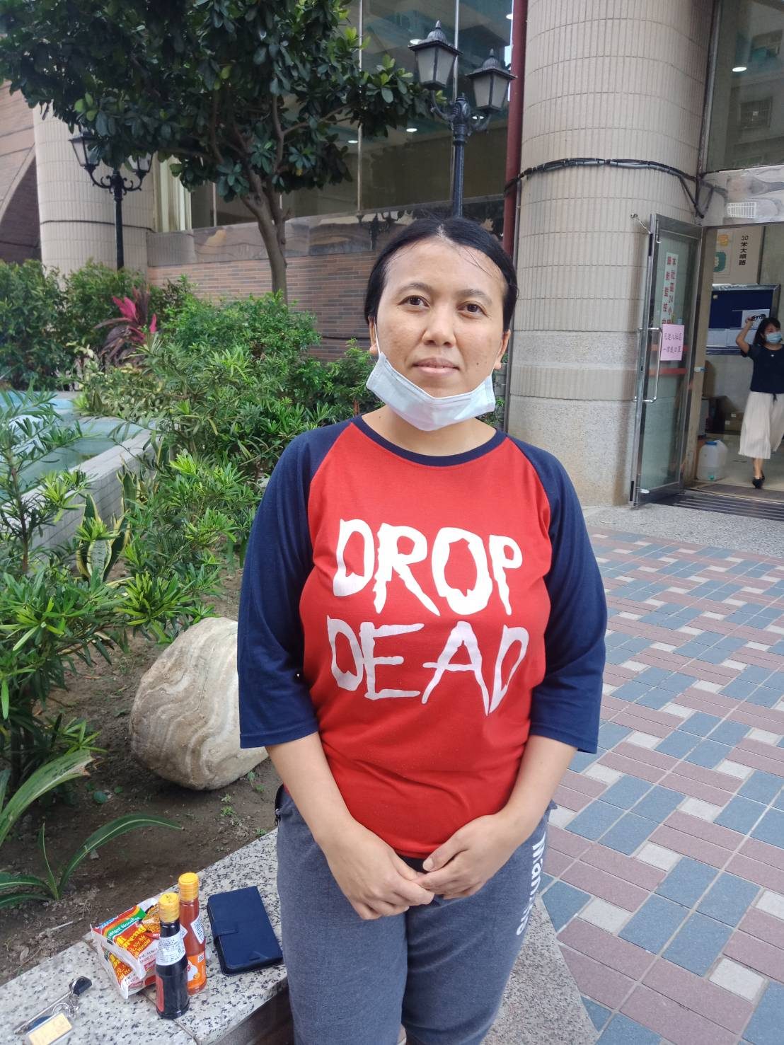 高雄鼓山陳家外勞卡米拉服務兩年半表現良好,公司送食品獎勵