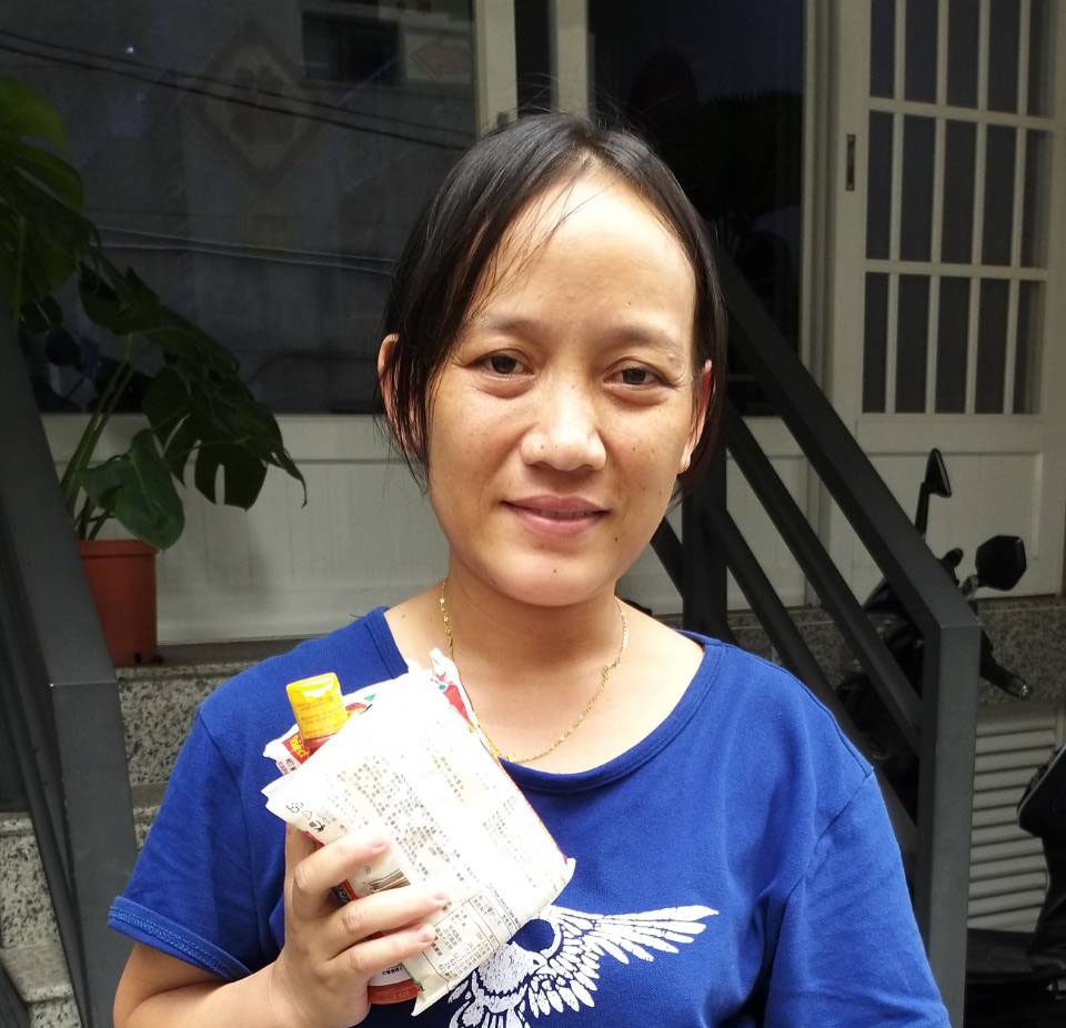高雄苓雅區葉老闆家外勞卡司妮拉,表現良好公司翻譯送印尼食品獎勵