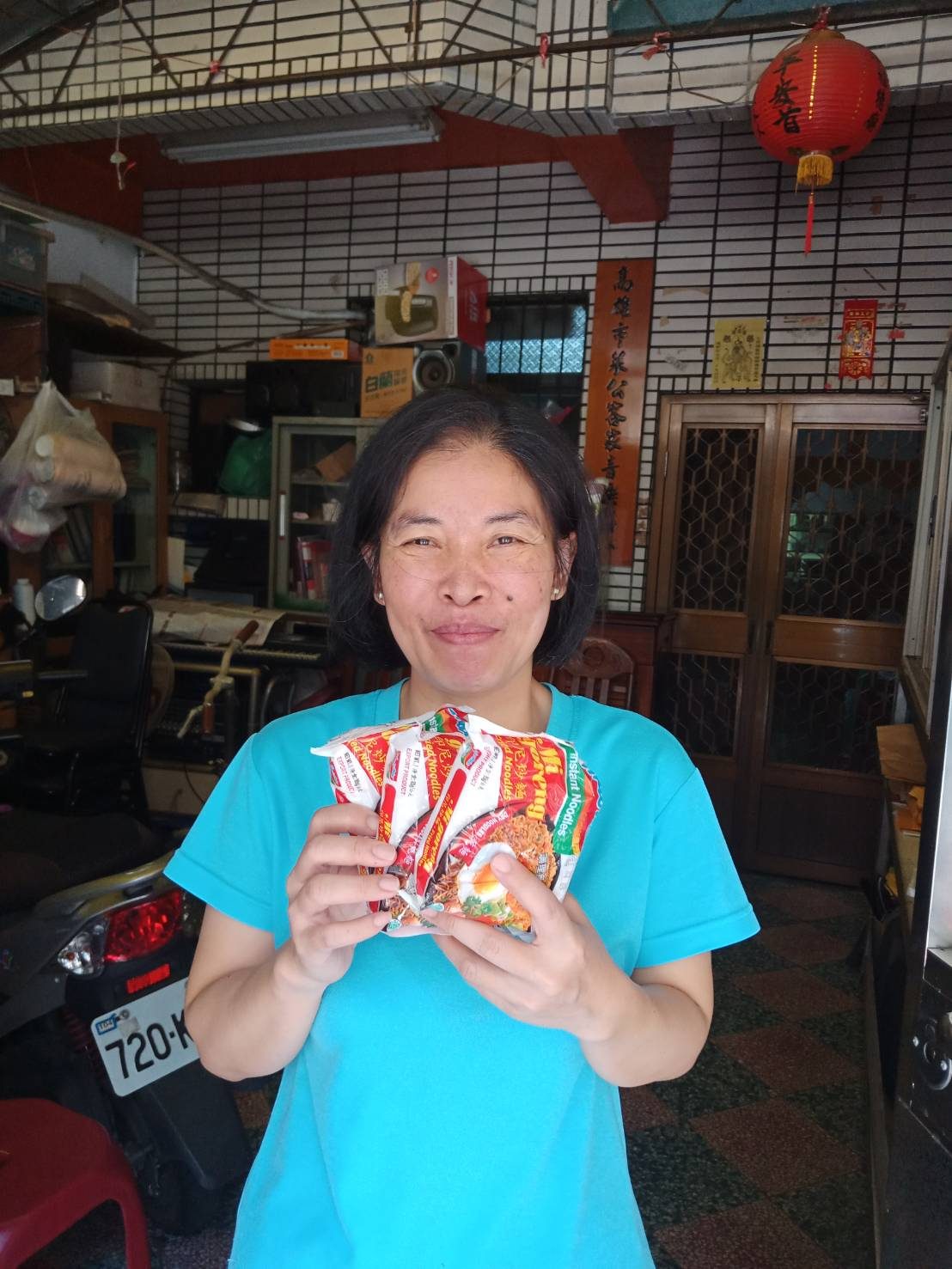 高雄左營葉爺爺家外勞伊囉,已服務三年半表現良好,公司帶印尼食品獎勵